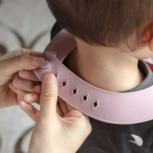 Babero de silicona ajustable con botones reforzados. Accesorios para alimentación