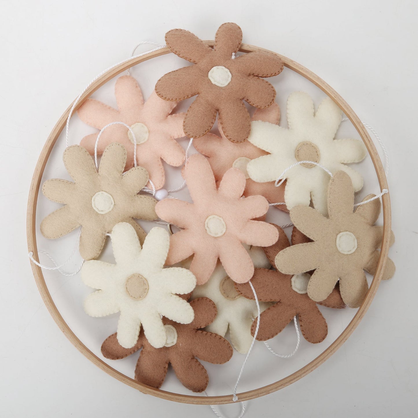 Detalle del móvil de flores en madera y tela para la cuna del bebé
