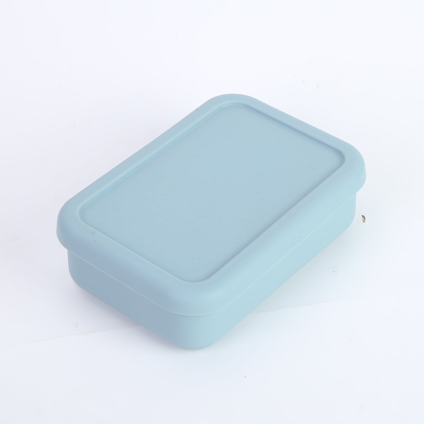 Tupper de silicona celeste con tapa hermética para almuerzo. Contenedor de comida compacto y seguro, ideal para transportar colaciones