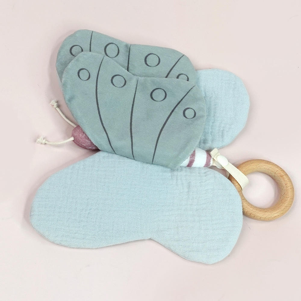 Detalle de la mariposa sensorial para bebé, juguete de apego y estimulación