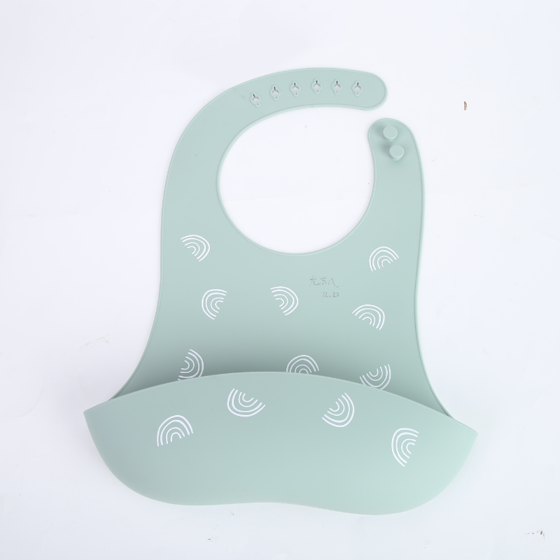 Babero de silicona verde agua con estampado de arcoíris. Set de alimentación infantil con estilo