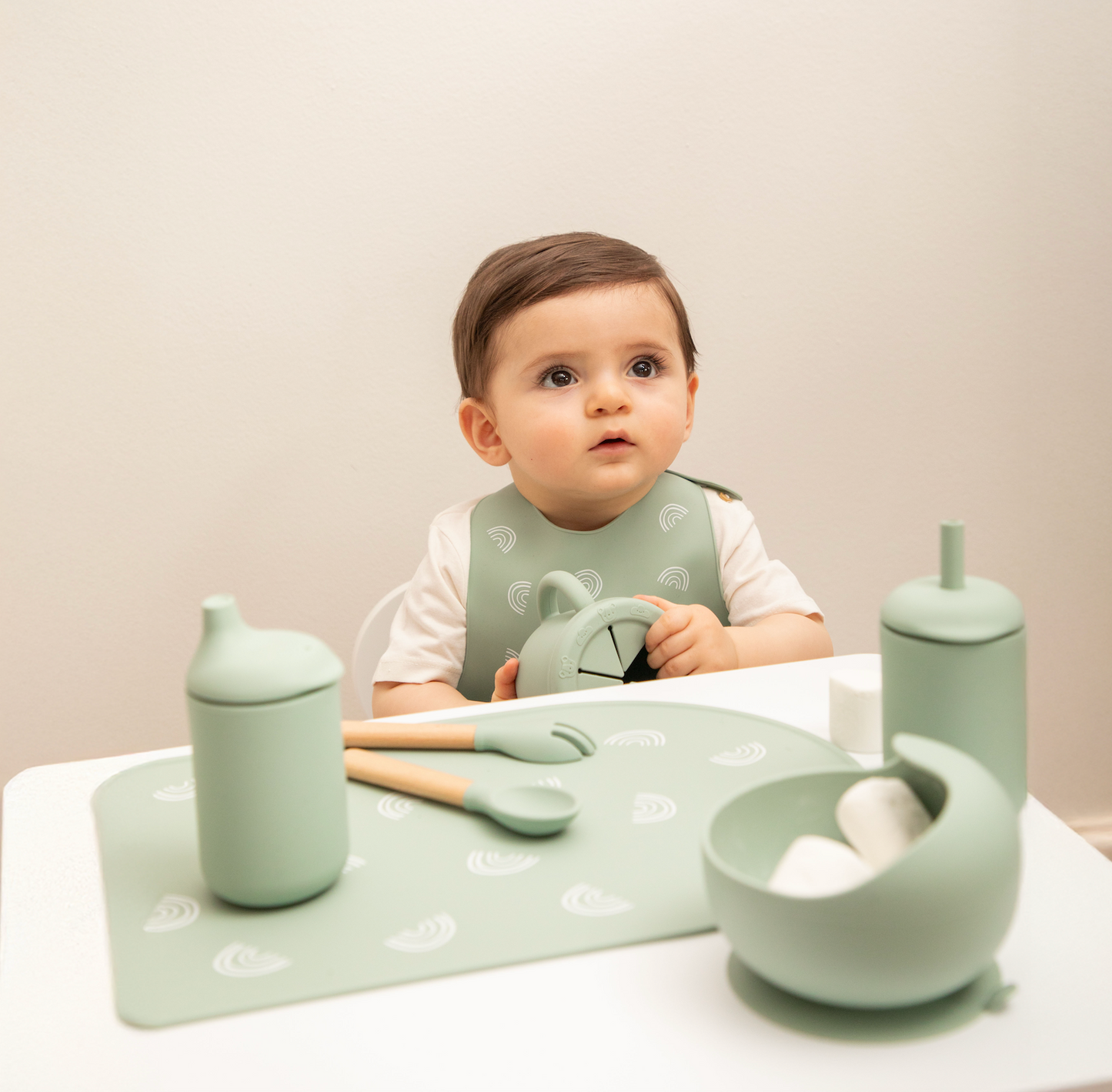 Set de alimentación complementaria de silicona verde menta para bebés, incluye plato, pocillo, babero y cubiertos