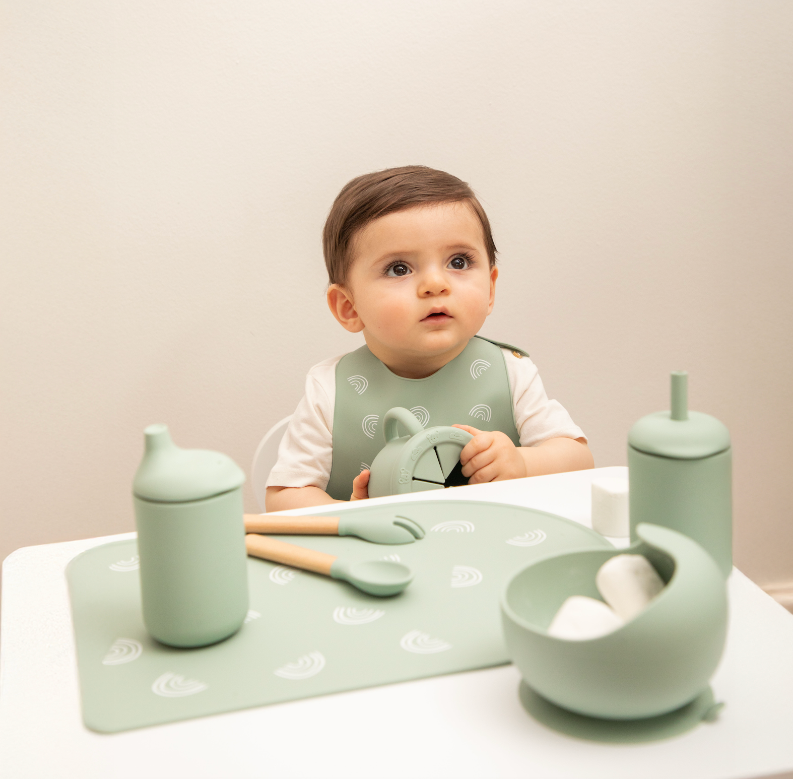 Set de alimentación complementaria de silicona verde menta para bebés, incluye plato, pocillo, babero y cubiertos