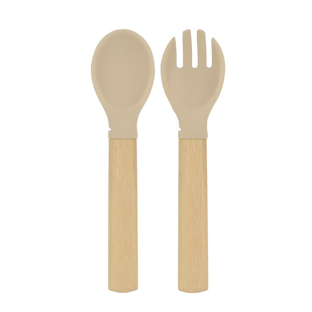 Set de cuchara y tenedor de silicona café con mango de madera para bebé