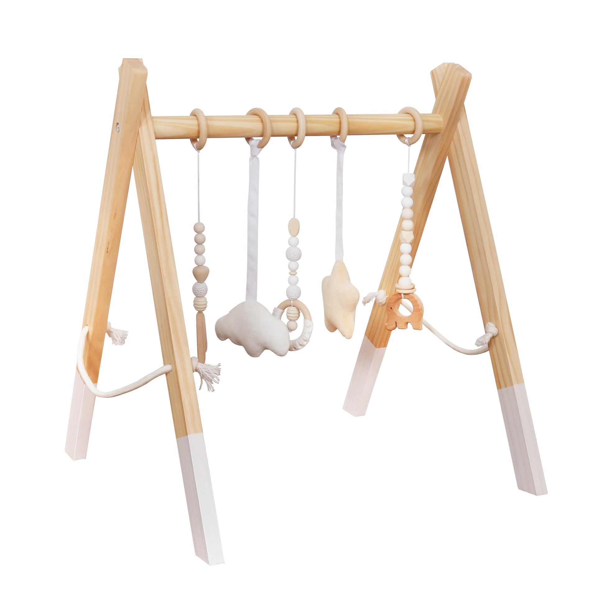 Bebé jugando bajo el gimnasio de madera, estimulación temprana Roots Toys